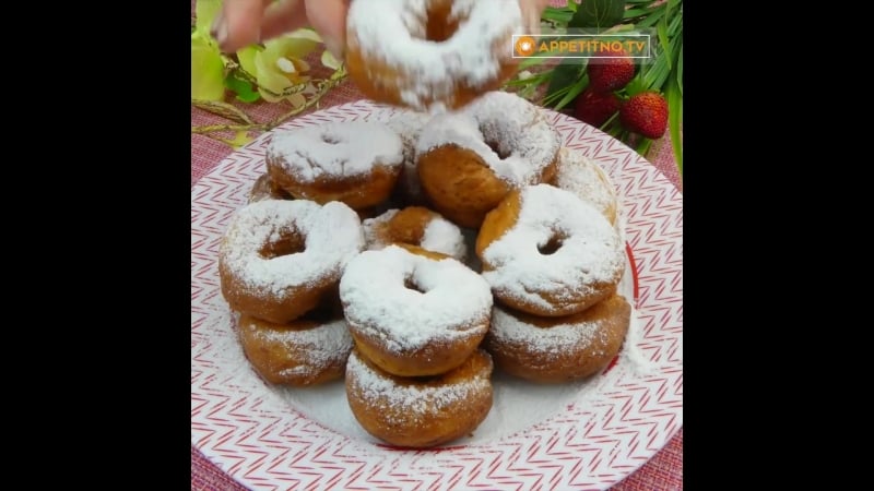 Маленькая сладкая радость картофельные пончики с сахарной пудрой!