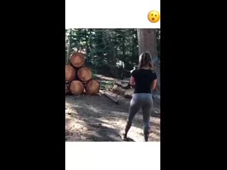 Девушка кидает топоры