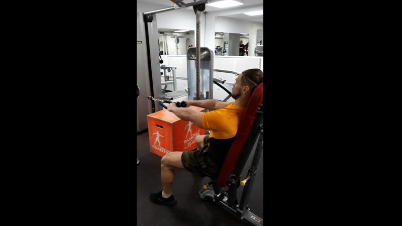 Тяга косички сидя горизонтально к подбородку