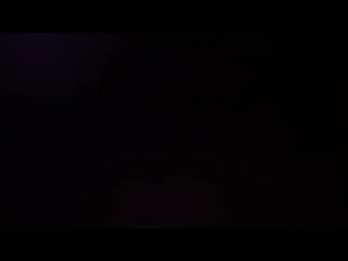 Две симпатичные девушки делают приятно парню
