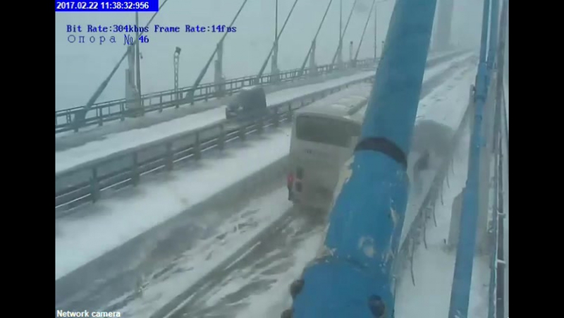 Автобус снес легковушку и чуть не снес водителя