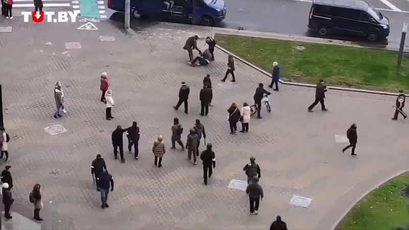 Бандиты выбегают из бусов и хватают людей на немиге