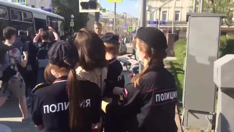 Чиксы в форме винтят пикетчицу