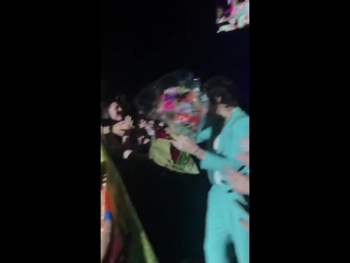 Video harry receiving a lot of beautiful flower bouquets on his way to the b stage! ️sparklesuitkiwi