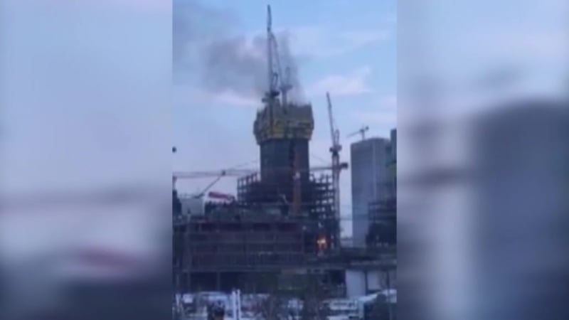 Пожар в астане огонь охватил 15 этажей небоскреба «абу даби плаза»