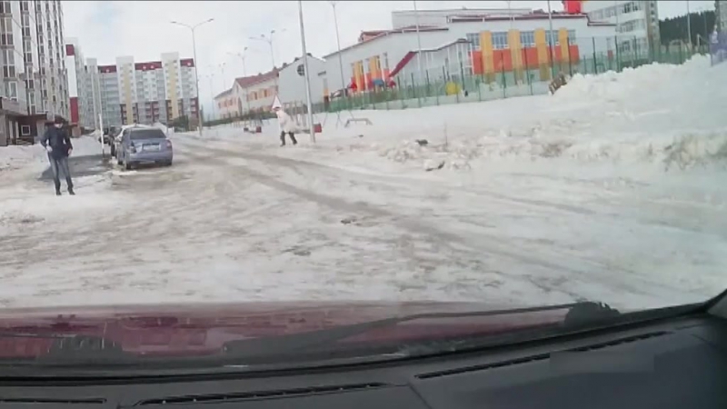 «обычный день» в ханты мансийске сняли на видео, как ветер сбивает людей с ног