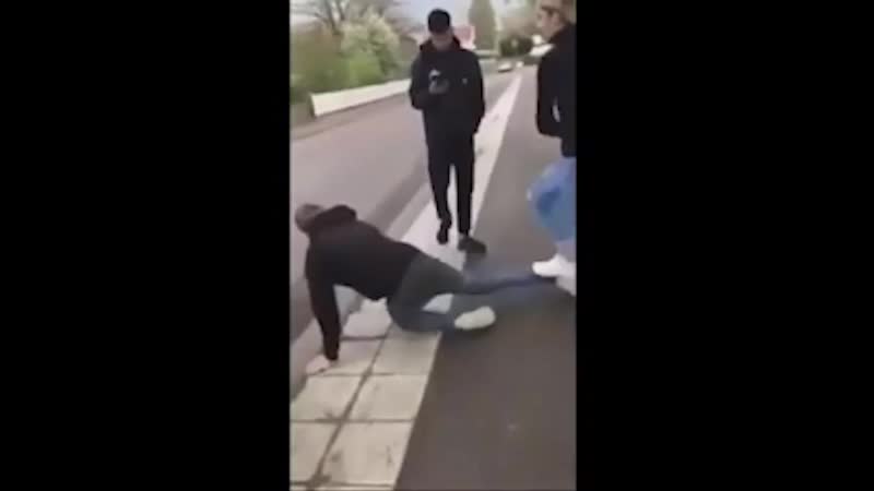 Арабский беженец избивает 18 летнего шведского молодые