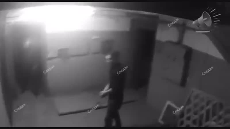 Регистратор снял, как в сыктыаре наркоман с мачете напал на полицейских