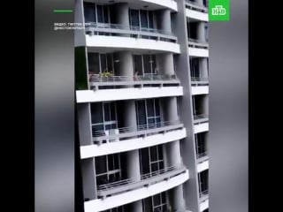 Женщина делала селфи и выпала с балкона 27 го этажа