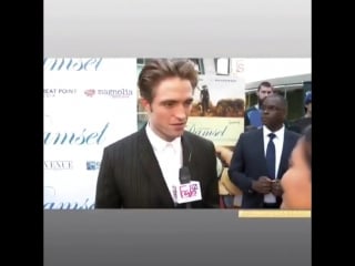 Robert pattinson chats with lina noory (fab tv) during la #damselmovie premiere