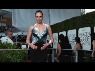 Gal gadot 2017 golden globes glambot