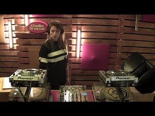 Charlotte de witte live bij studio brussel