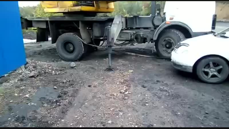 Замотали стропы на колеса и завели кран