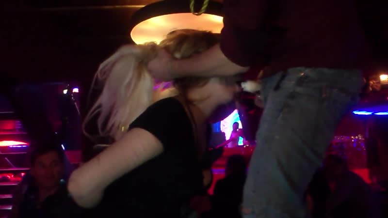 Порно видео: ебут пьяную в клубе