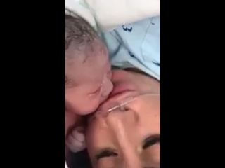 Это очень трогательно! первый в жизни поцелуй!