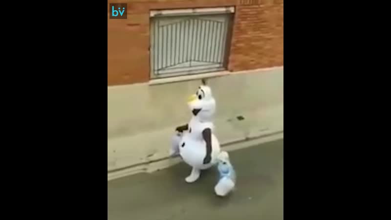 Чтобы хоть как то развлечь дочь на карантине, отец решил каждый день выносить мусор в разных костюмах