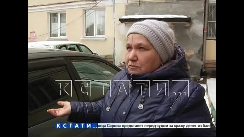 Нижегородцы заклеили разваливающийся сарай плакатами победы