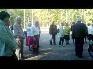 Пенсионеры танцуют в удельном парке