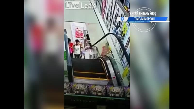 Девочка засунула голову между эскалатором и стеной китай, январь 2020