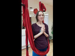 Дневные занятия йогой в гамаках в студии фрейя