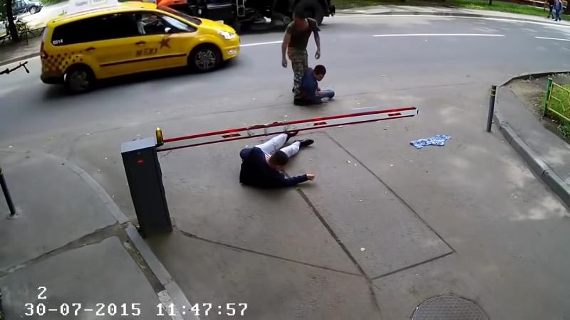 Вдвшник вырубил двоих уличные драки ru