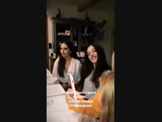 Daisy postou esse vídeo no instagram stories, onde aparece ernie, fizzy, tasha, phoebe, lottie e doris