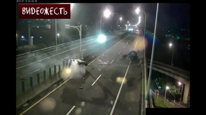 Разлетелись по всему мосту © видеожесть