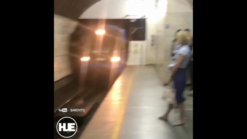 В метро два парня решили нырнуть под поезд