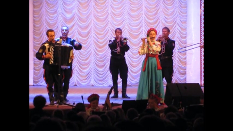 Оркестр сцена в корчмі троїсті музики