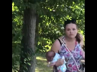 «сама роди сначала!» тюменка сняла на видео молодую маму за жестким обращением со своим малышом