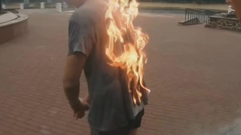 Fire challenge у гомелі влогер падпаліў сябе і скокнуў у фантан