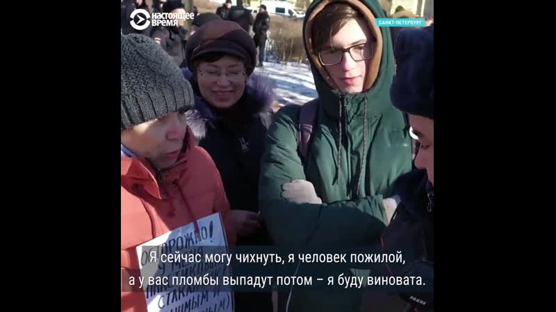 Женщина с табличкой осторожно! у меня пластиковый стаканчик! и полицейский на марше немцова