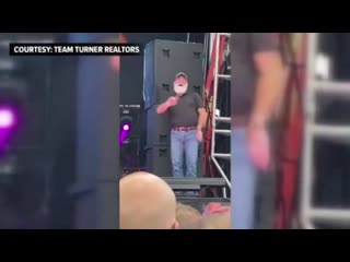 Sign language interpreter at atlanta pride makes everyone smile with jubilant display during beyoncé