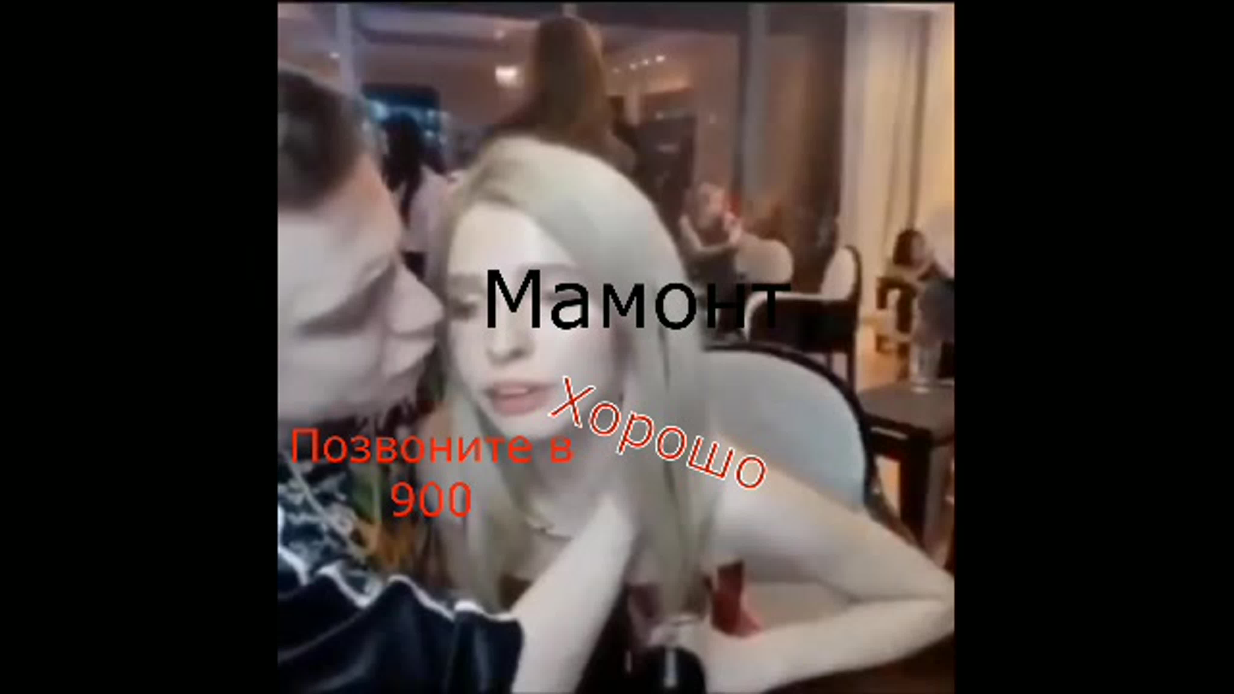 Развратная блондинка раздевается на фоне объектива