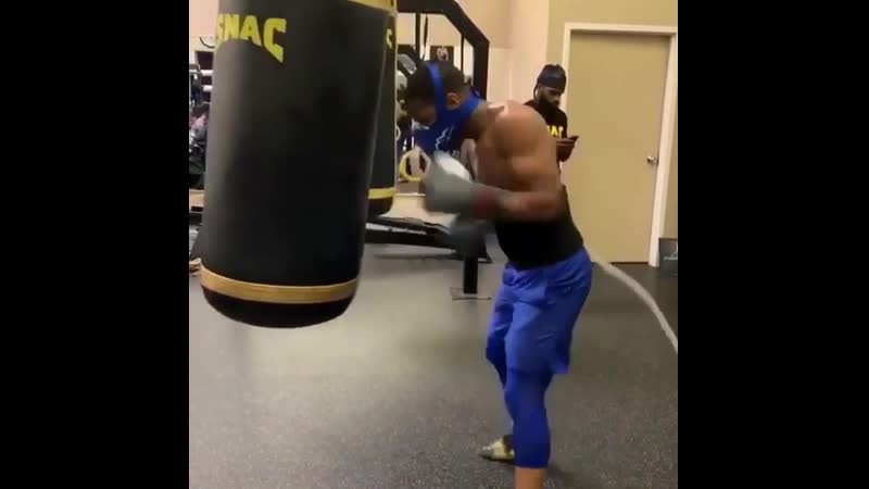 Девин хэйни тренит в маске