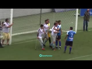 O presidente jair bolsonaro cai de cara no chão ao marcar um gol em jogo de futebol realizado na vila belmiro