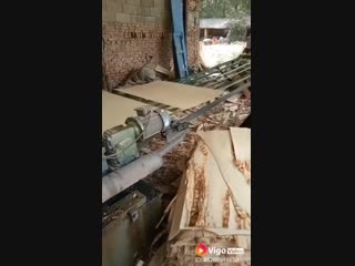 Making thin sheets of plywood out of a log