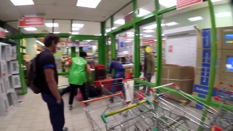 В москве охранник пятерочки избил парня за то, что тот отказался показывать что у него в пакете
