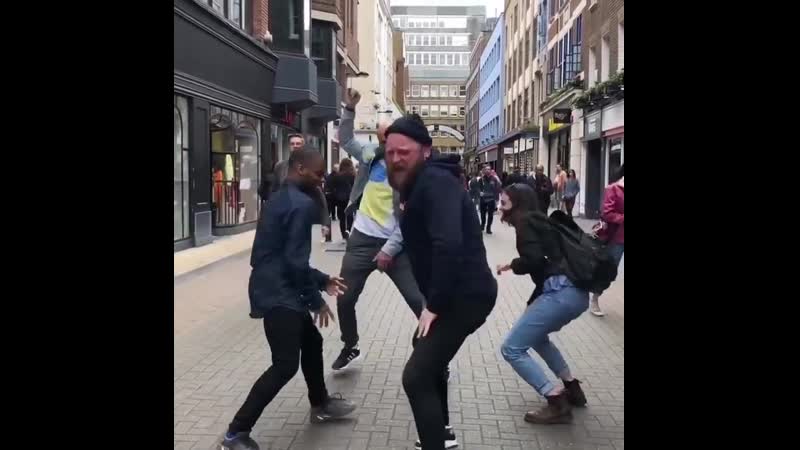 Веселый бородач танцует с незнакомцами(arron crascall)