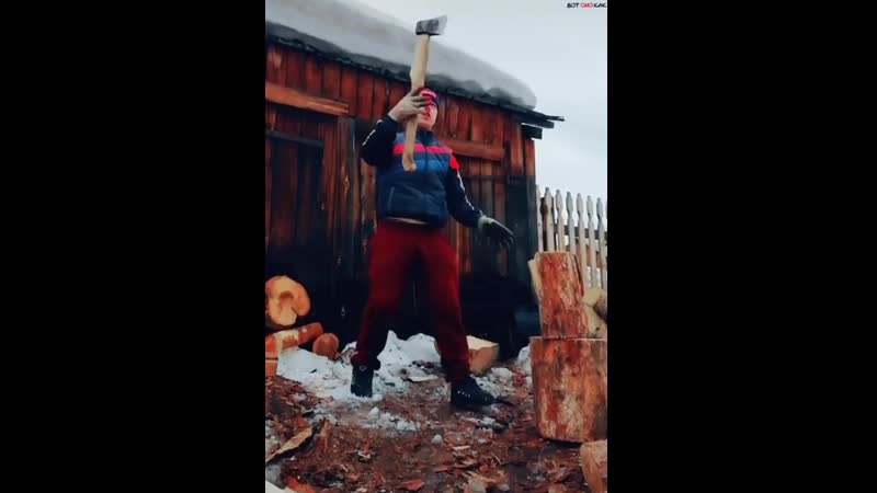 Лихо колет дрова