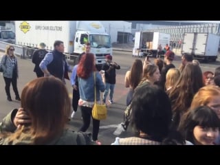 5sos meeting fans today at sydney airport