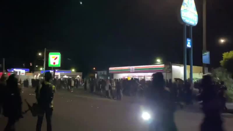 В портленде мужик проехал через толпу протестующих