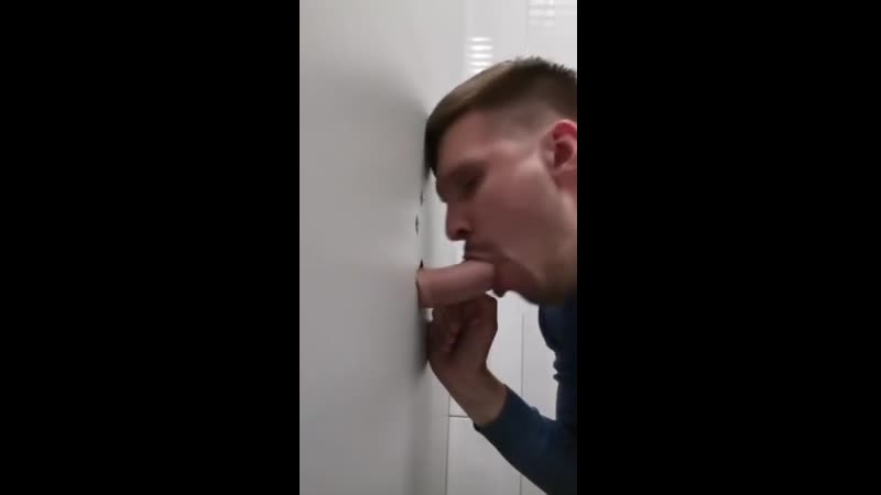 Отсосала парню в туалете порно видео