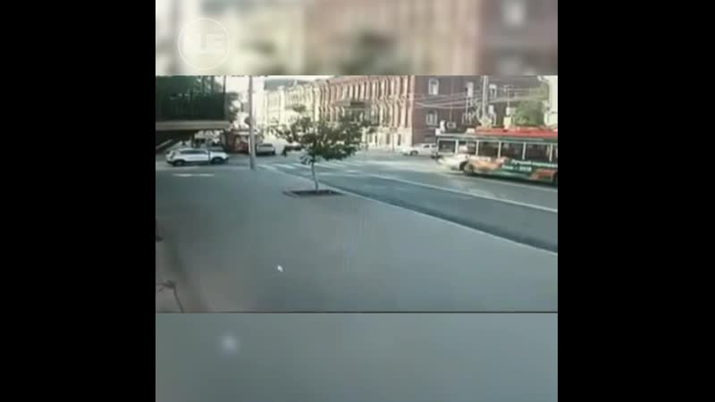 В саратове женщина влетела в салон троллейбуса после того, как ее сбила легковушка