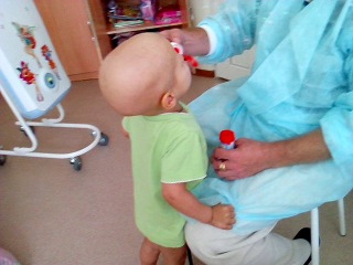 Пускает мыльные пузырики с дедулей