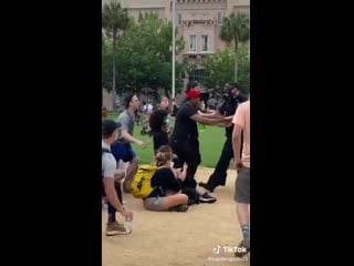 I have seen many videos about blm, one of them is as follows, they capture all those who oppose them, they do not care about the