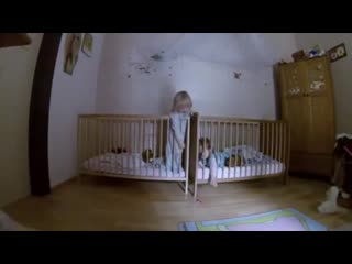 Родители поставили скрытую камеру в комнате близнецов и не прогадали