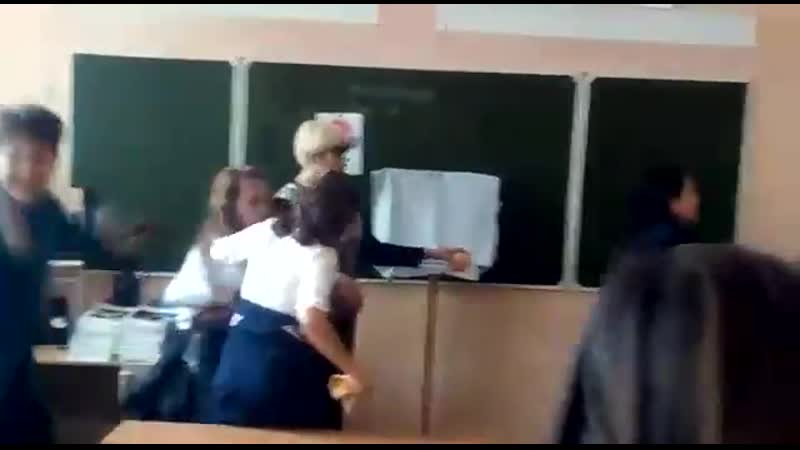 В стерлитамаке ученицы 6 класса школы 34 устроили драку в классе на глазах у учителя