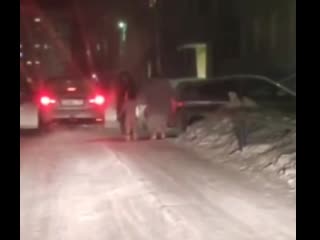 Бабушка ведет полураздетую девочку