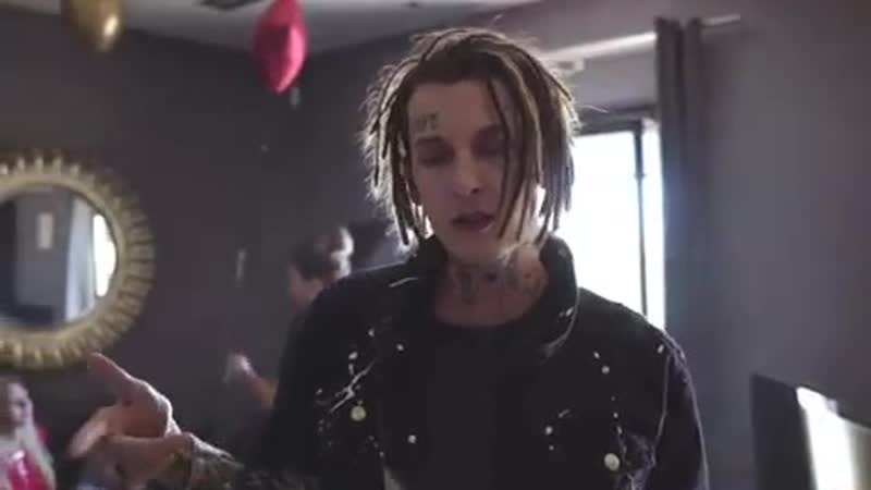 Kizaru зачитал куплет с трека "остаться настоящим" на своей квартире [рэп волна]